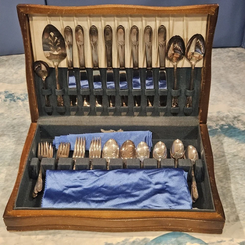 53 Piece Vintage WM Rogers‎ International Silverplate Flatware Set w/ Chest